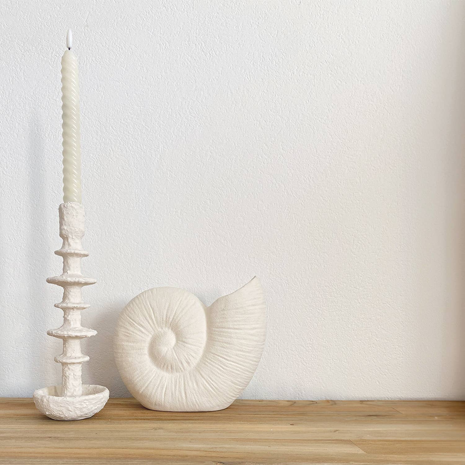 Vit konsistens Keramisk vas med texturerat vitt skal L20,7 D9,5 H17,5cm för wholesale på Faire4