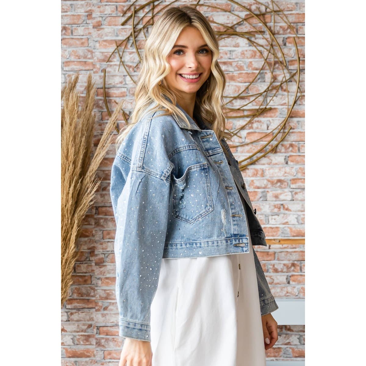 Med Wash Kort spijkerjack met strass en studs voor groothandel op Faire6