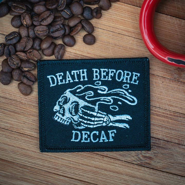 Emblema Bordado Caveira "Morte Antes do Café Descafeinado" por atacado de Hey Bear Outdoors