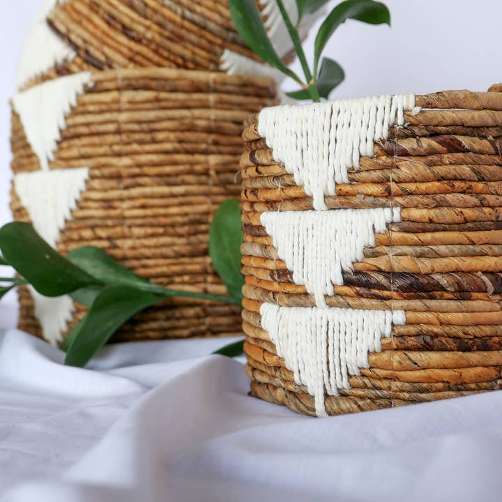 Ensemble de 3 paniers en écorce de bananier et macramé blanc pour la vente par Joglo living
