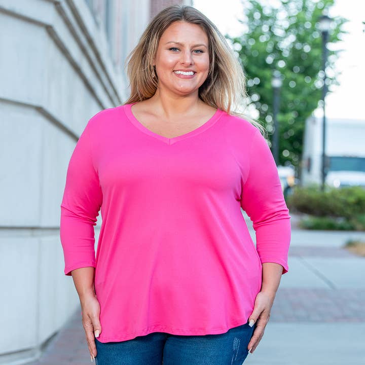 Top basique à manches 3/4 et col en V, coupe flatteuse Prepak (fuchsia) pour la vente par VLU STYLE
