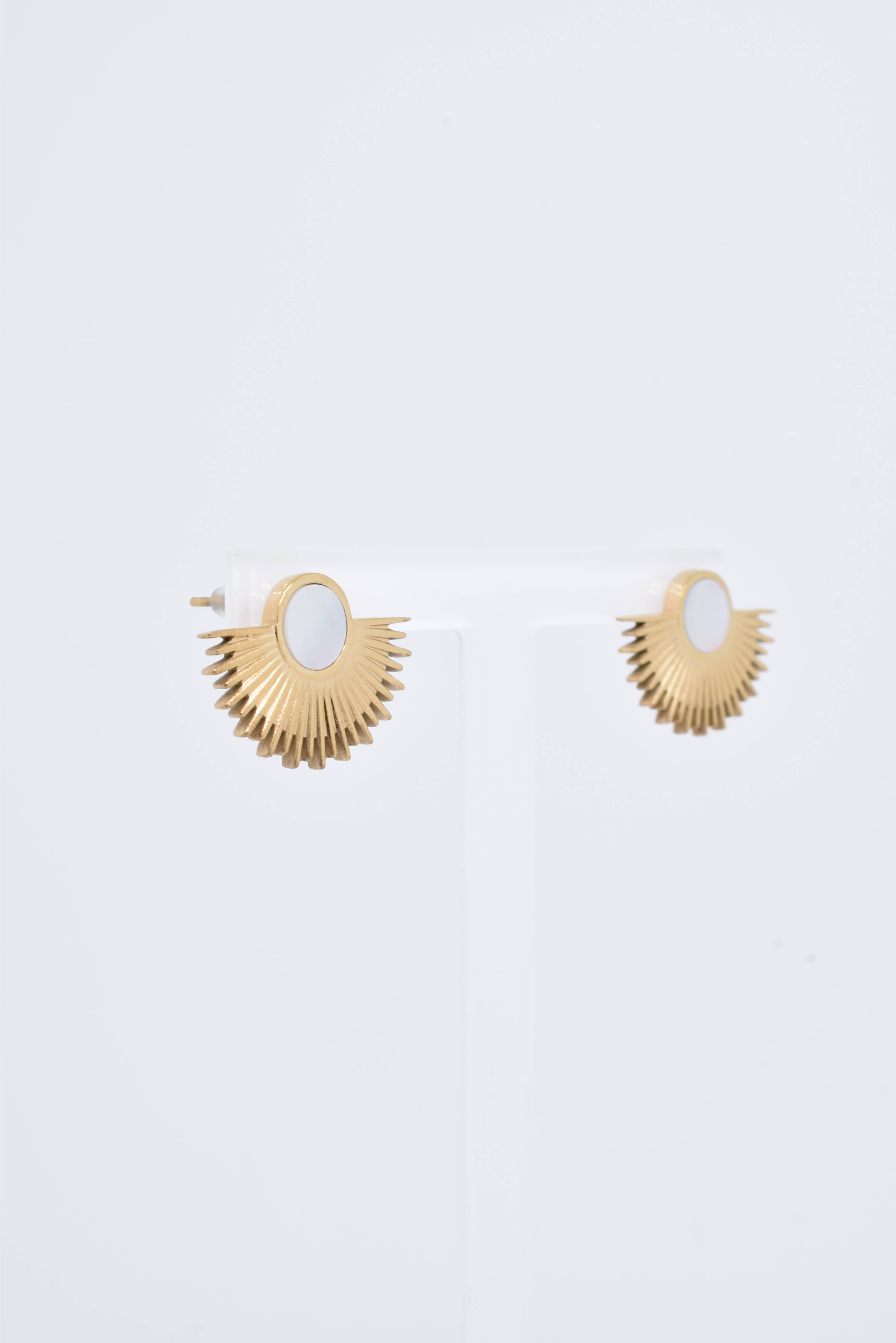 Kapyco – Großhandel Ohrstecker – Kapyco Ohrringe aus Edelstahl mit Goldton, natürlichem Stein oder Perlmutt, Durchmesser 22 x 15 mm5