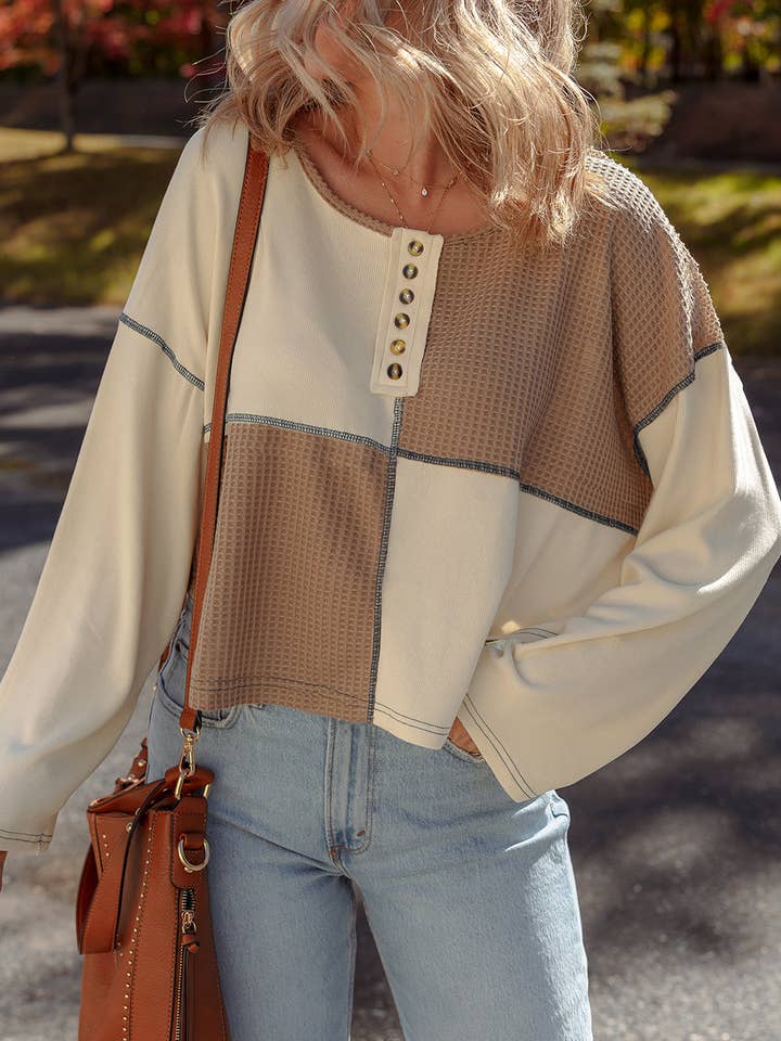 Haut à manches longues beige avec blocs de couleur, maille gaufrée et détails de couture. pour la vente par Sweet Lover Fashion