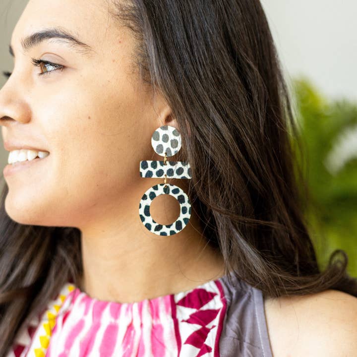 Olive - Boucles d'oreilles à motif de points noirs pour la vente par Audra Style