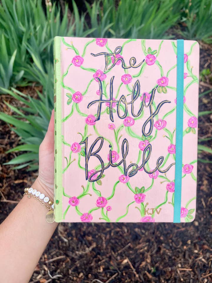 Bible florale rose pour la vente par millie b & co
