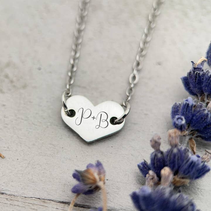 Gepersonaliseerde Hart Ketting • Gegraveerde Roestvrijstalen Hanger • Aangepaste Initialen, Datum, Symbool • Goud of Zilver • Minimalistische Laagjes voor wholesale door Sunlight Silver Jewelry