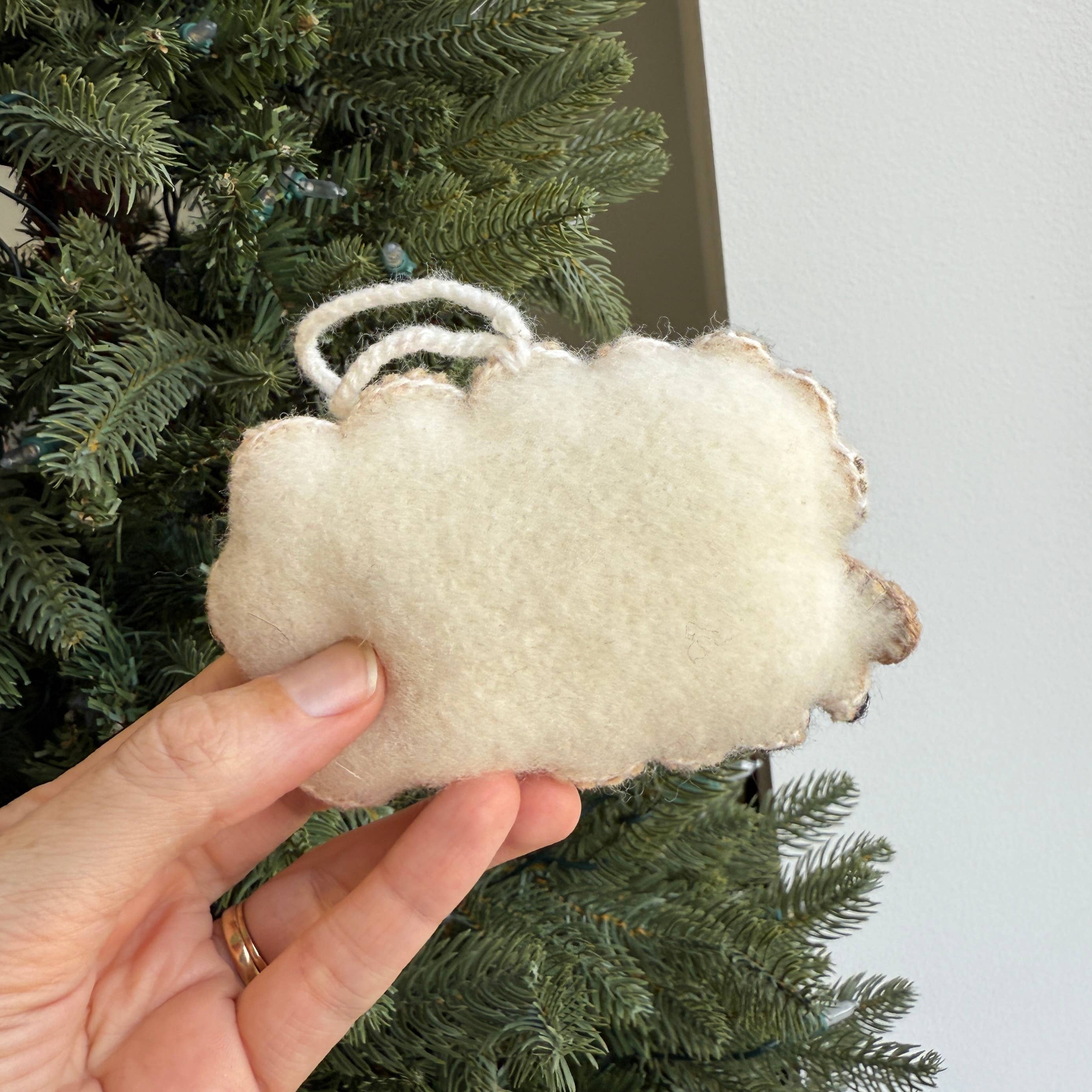 Ornaments 4 Orphans - Vendita all'ingrosso Decorazione - Decorazione natalizia in lana ricamata con pecorella addormentata3