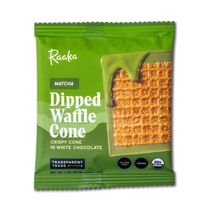 Barre de chocolat blanc au cornet gaufré trempé dans le matcha pour la vente par Raaka Chocolate
