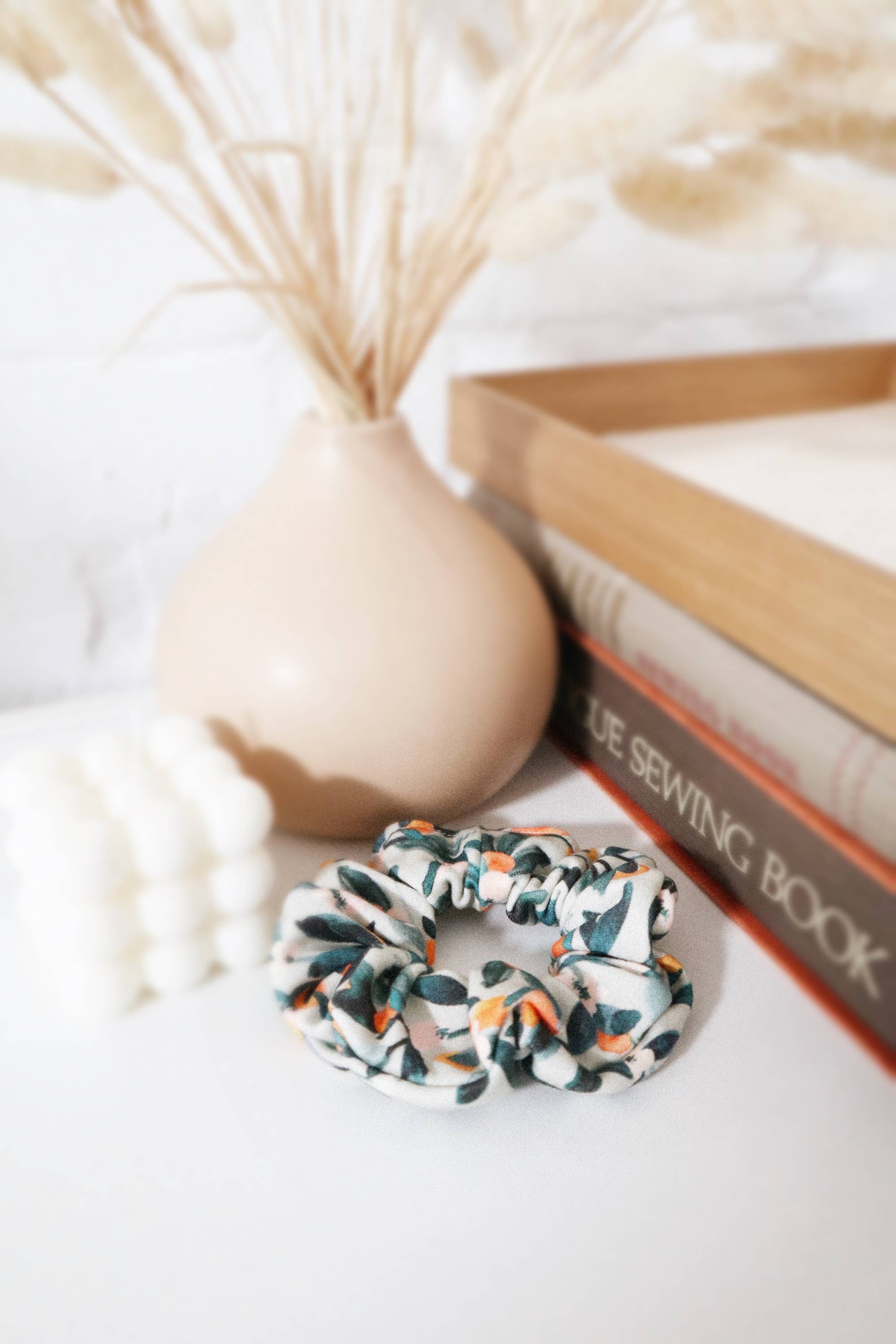 Freon Collective – wholesale Scrunchie - Dam – Ekologisk bomull hår Scrunchie - Sage Citrus1