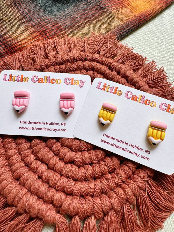 Clous d'oreilles crayon | Boucles d'oreilles en argile polymère pour la vente par Little Calico Clay