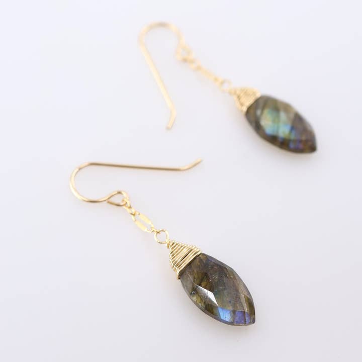 Marquis Cut Labradoriet oorbellen met druppelvormige oorbellen voor wholesale door J. Mills Studio