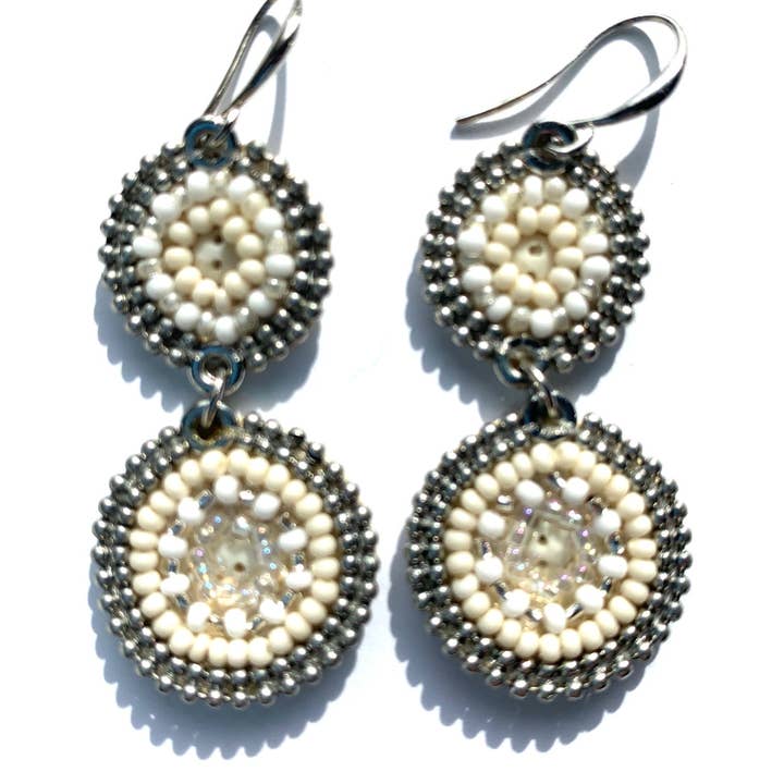 Orecchino a 2 cerchi con perline bianche a mano per la vendita all'ingrosso da parte di Erik & Mike