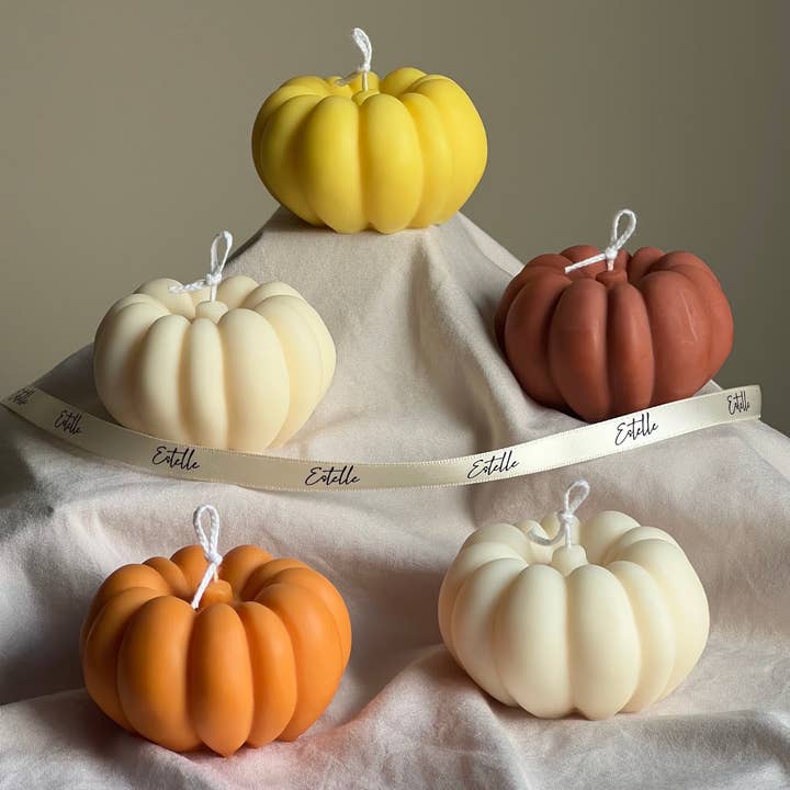 Candela artigianale in cera di soia alla zucca autunnale: Decorazione per la stagione spettrale per la vendita all'ingrosso da parte di Estelle Studio