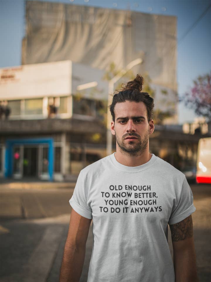 Assez vieux pour savoir mieux, assez jeune pour le faire quand même - T-shirt homme pour la vente par Smart Ass Shirts