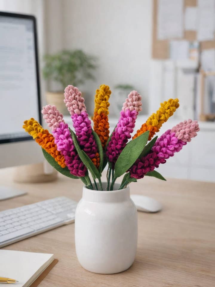 Fiore in feltro fatto a mano per la vendita all'ingrosso da parte di Funky Yak Ltd