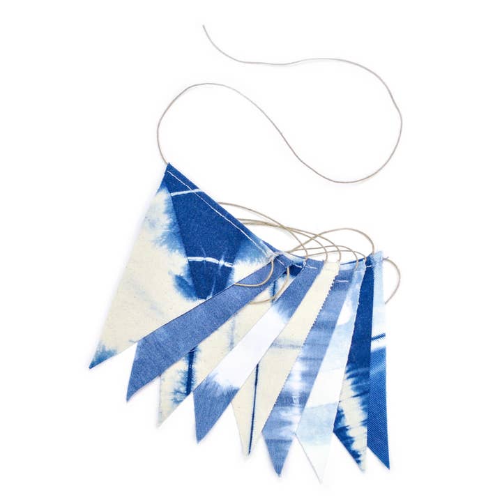 Drapeaux de fanion indigo Shibori pour la vente par Gray Green Goods