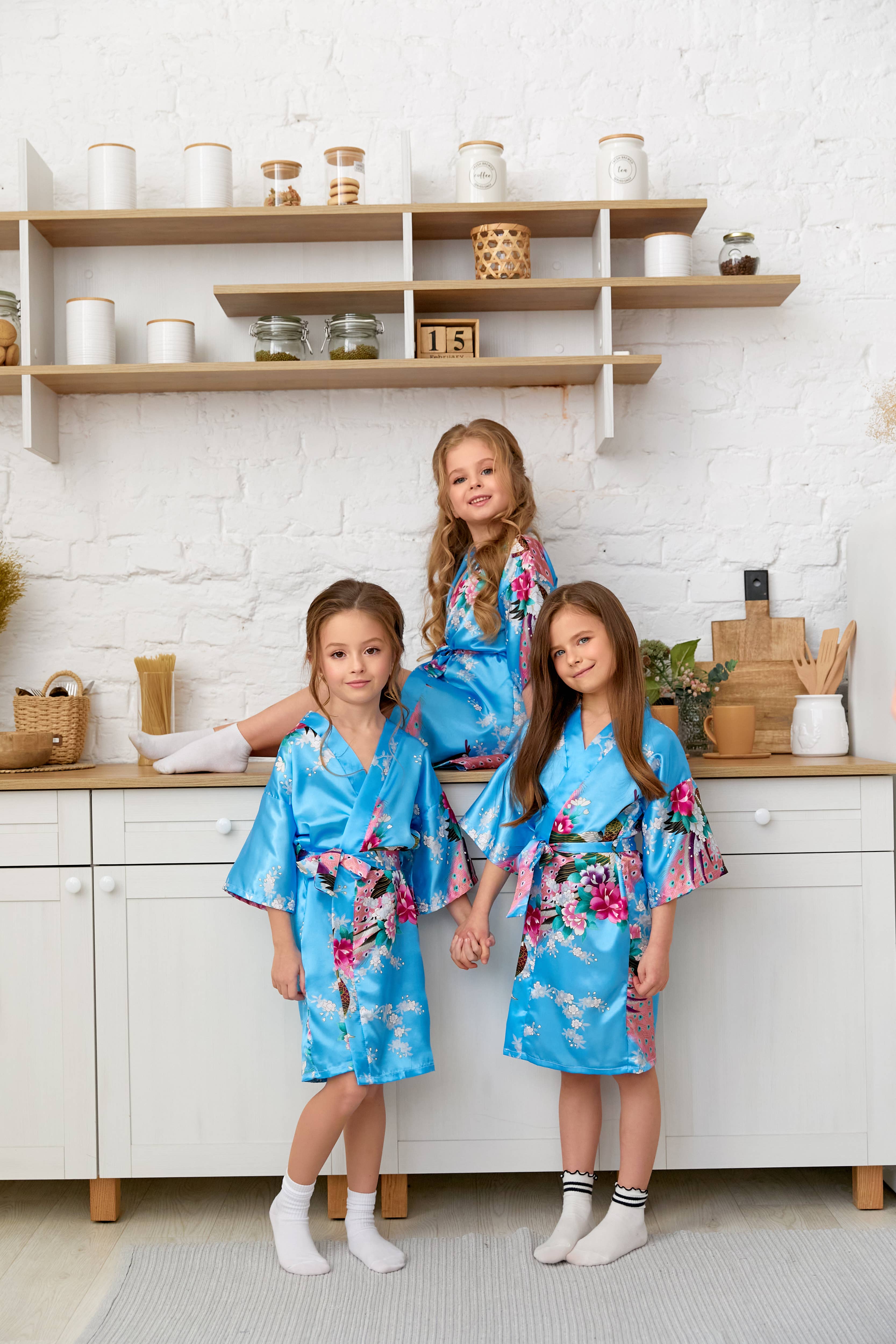Sisters G Kids – Roupão de banho - Crianças por atacado – Kimonos infantis de cetim com estampa floral e pavão22