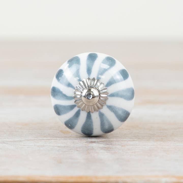 Gainsborough Giftware x Portland Living – wholesale Wreath – Ceramic Door Knob Silver Finish, 4cm x 7cm 1