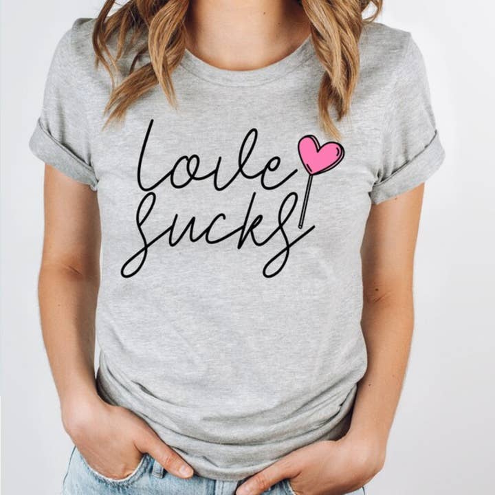 Camiseta estampa anti-namorados Love Sucks por atacado de Londas Trendy Tees