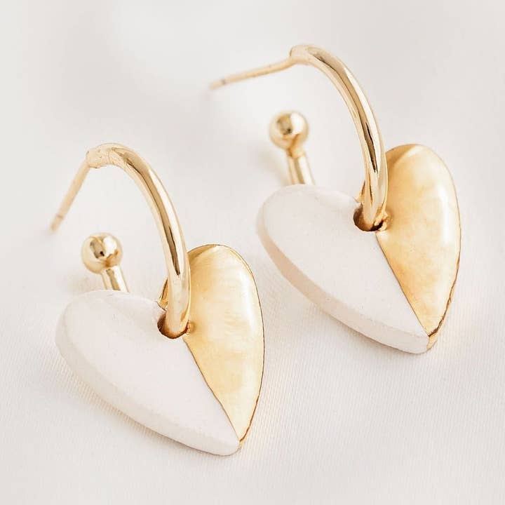 Hvidt mini keramisk hjertevedhæng med huggie hoops for engroshandel hos White Rain Ceramics