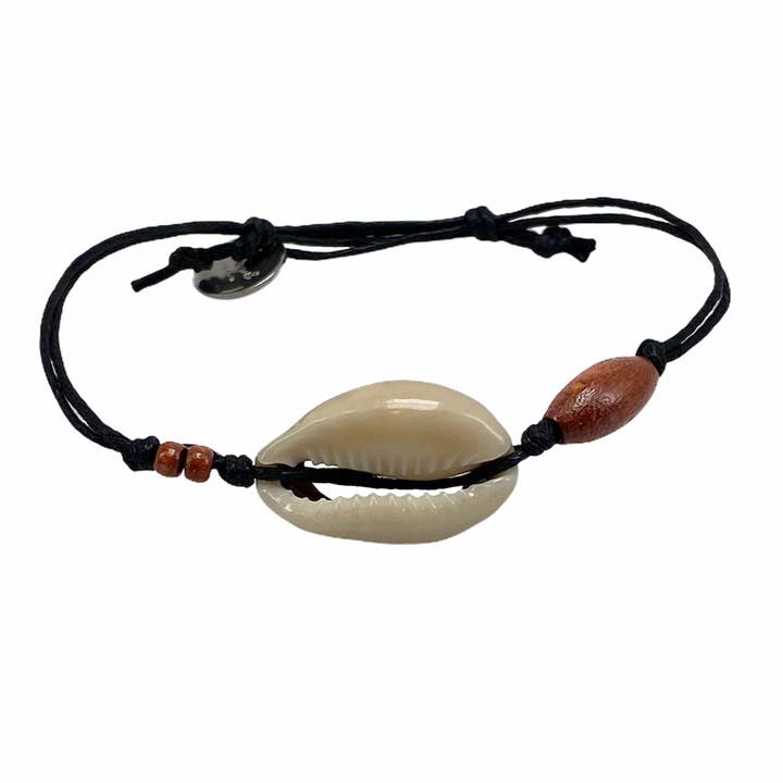 Bracelet Daan - Kauri shell with brown wooden beads for wholesale by Eiland Sieraden