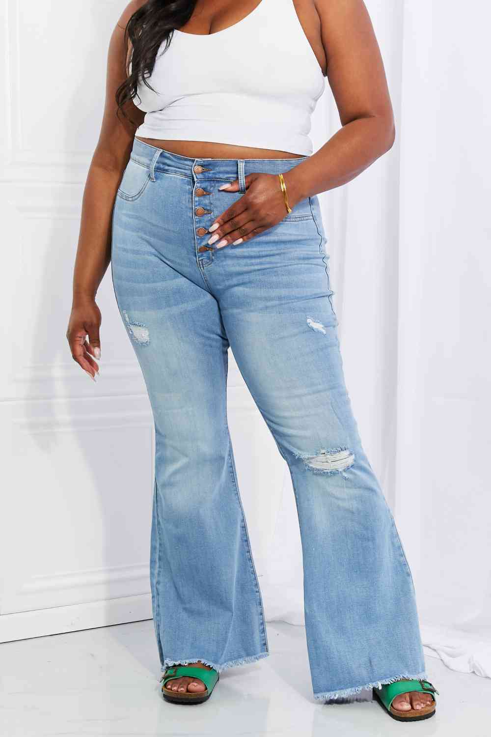 Ljus Vibrerande MIU Jess Button Flare Jeans i full storlek för wholesale på Faire5