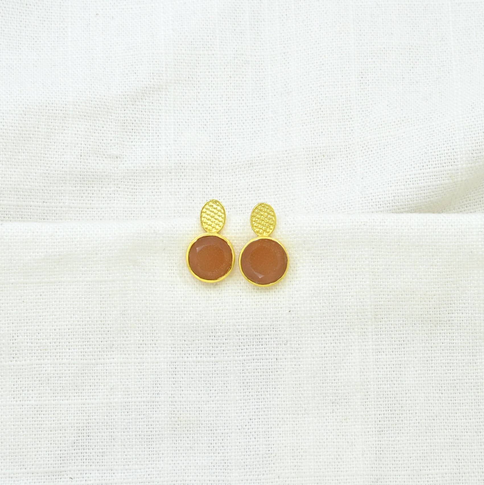 Schmuckoo Berlin – Großhandel Ohrstecker – Marika Ohrstecker aus goldfarbenem Silber 925 - Pfirsichfarbener Mondstein3