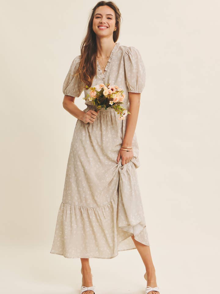 FÖRTJUSANDE BLOMMIG MAXIKLÄNNING MED VOLANGER & PUFFÄRMAR för wholesale av in february