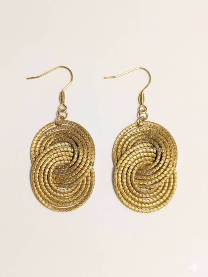 Pendientes de oro vegetal - PARIS - Biojoya Capim dourado - Joya sostenible natural hecha a mano - Ganchos - 6cmx3cm (LxAn) - SLOWECO para venta al por mayor de SLOWECO