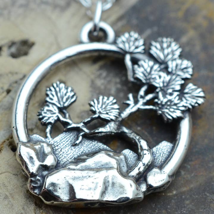 Ciondolo a forma di pino Ponderosa in argento Sterling per la vendita all'ingrosso da parte di Jewelry by DeCory