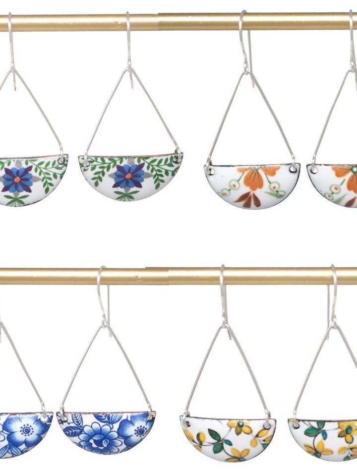 Orecchini floreali vintage, assortiti. Smalto su rame. per la vendita all'ingrosso da parte di Rising Jewelry