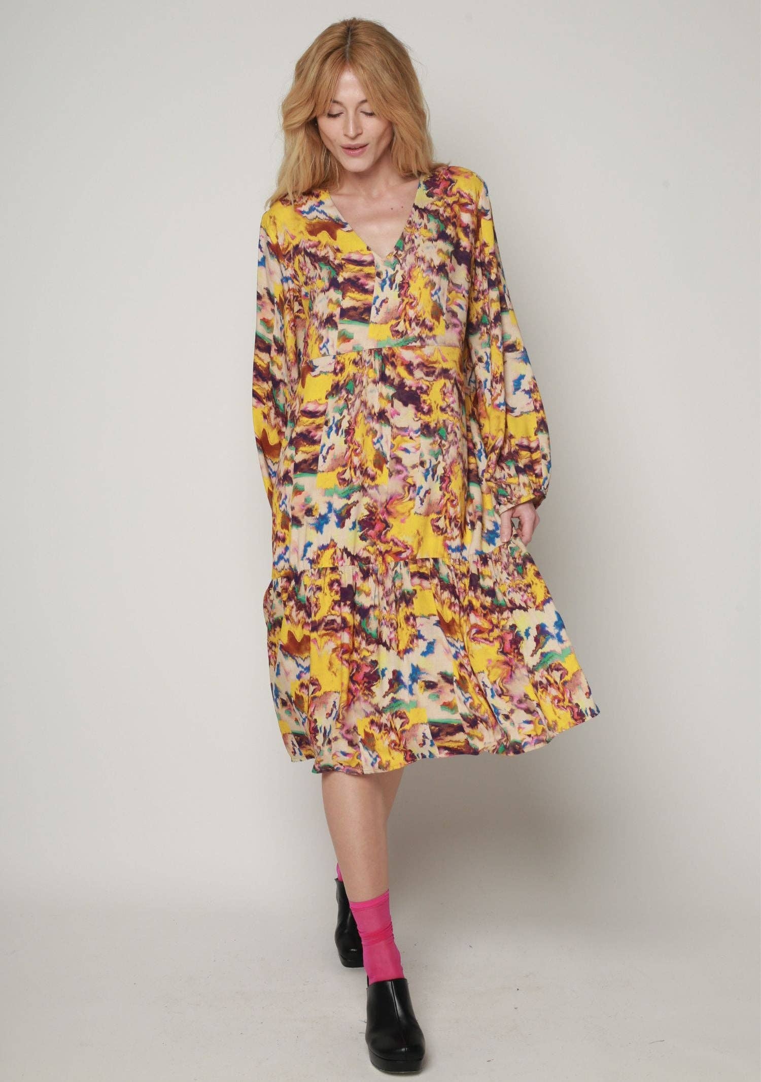 MADE IN SENS – wholesale Klänning - Dam – RACOR Yellow Reflections lager-på-lager klänning med V-ringning0