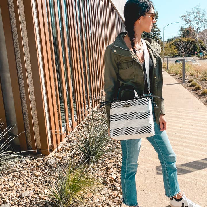 Tin Marin – Engroshandel Crossbodytaske - Dame – Lolo Medium Vævet Plastik Crossbody Taske med Snoretræk7