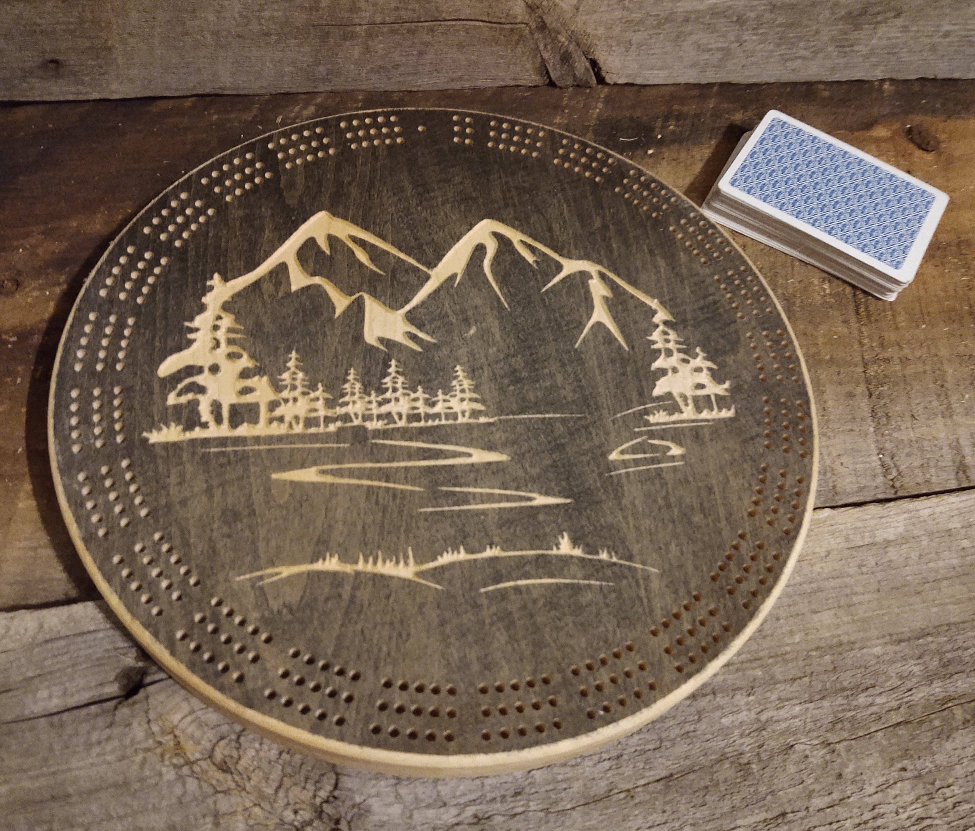 Knotty Pine Woodworks – Großhandel Brettspiele – cribbage board berg-Szene2