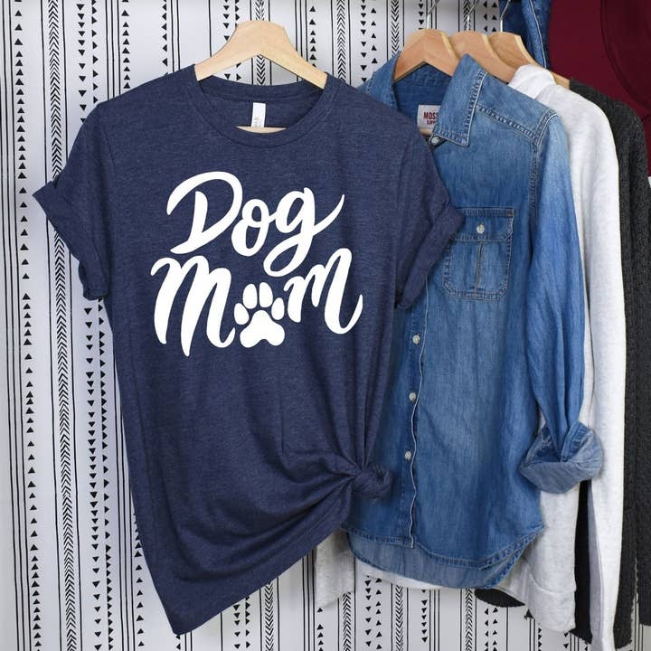 T-shirt Dog Mom bleu marine à encre blanche pour la vente par Simply Tees