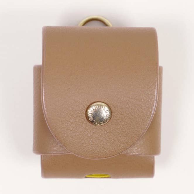 ÉTUI JOE POUR AIRPODS - CAMEL pour la vente par Louvini Paris