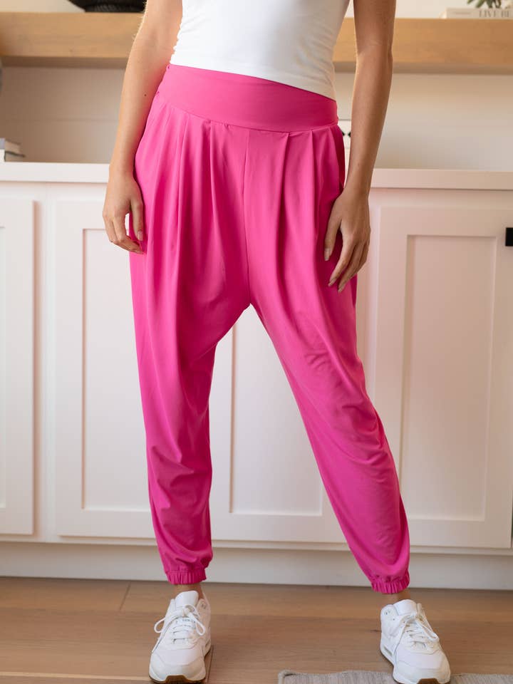 O Motive Slouch Jogger em Hot Pink por atacado de Bella Nova Style Co