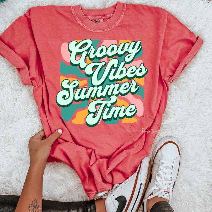 T-shirt graphique Groovy Vibes Summer Time pour la vente par Rebellious Rose LLC