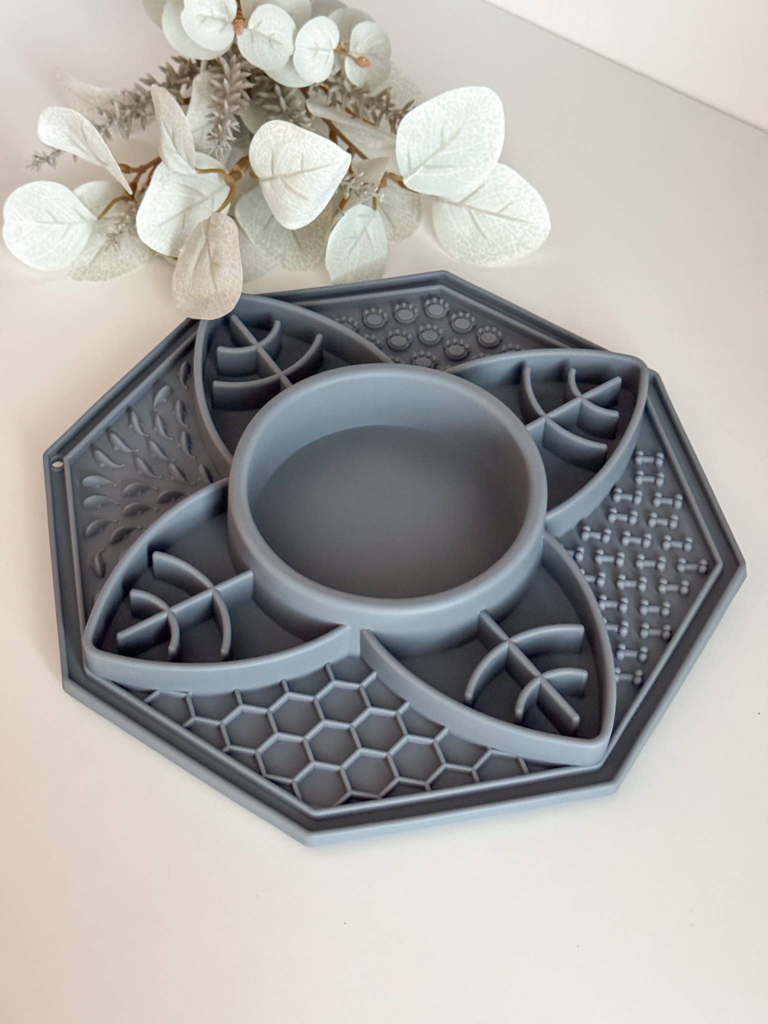 Doggotique – wholesale Pet bowl – Cat/dog – Lick mat Lotus, feeding station, lick mat, slow bowl4