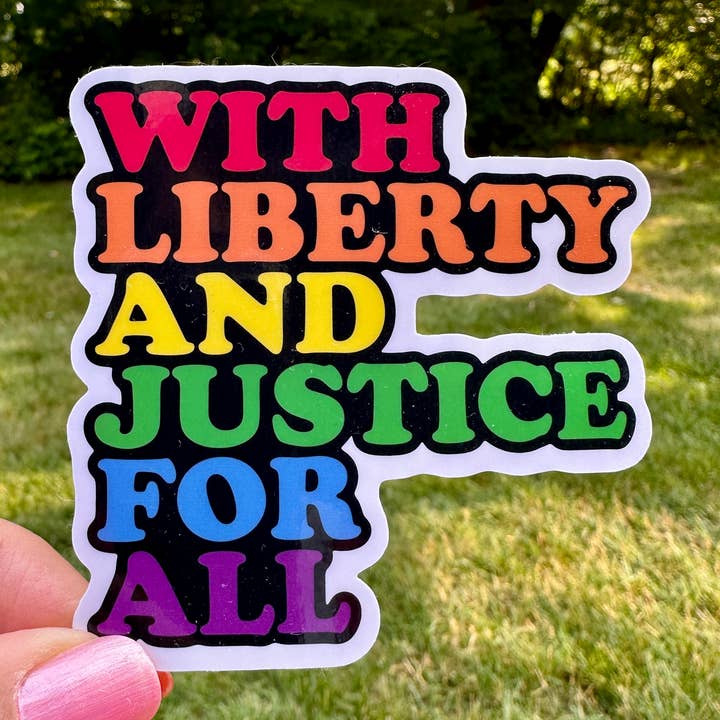Avec autocollant Rainbow Pride « Liberté et justice pour tous » pour la vente par Fishbiscuit Designs