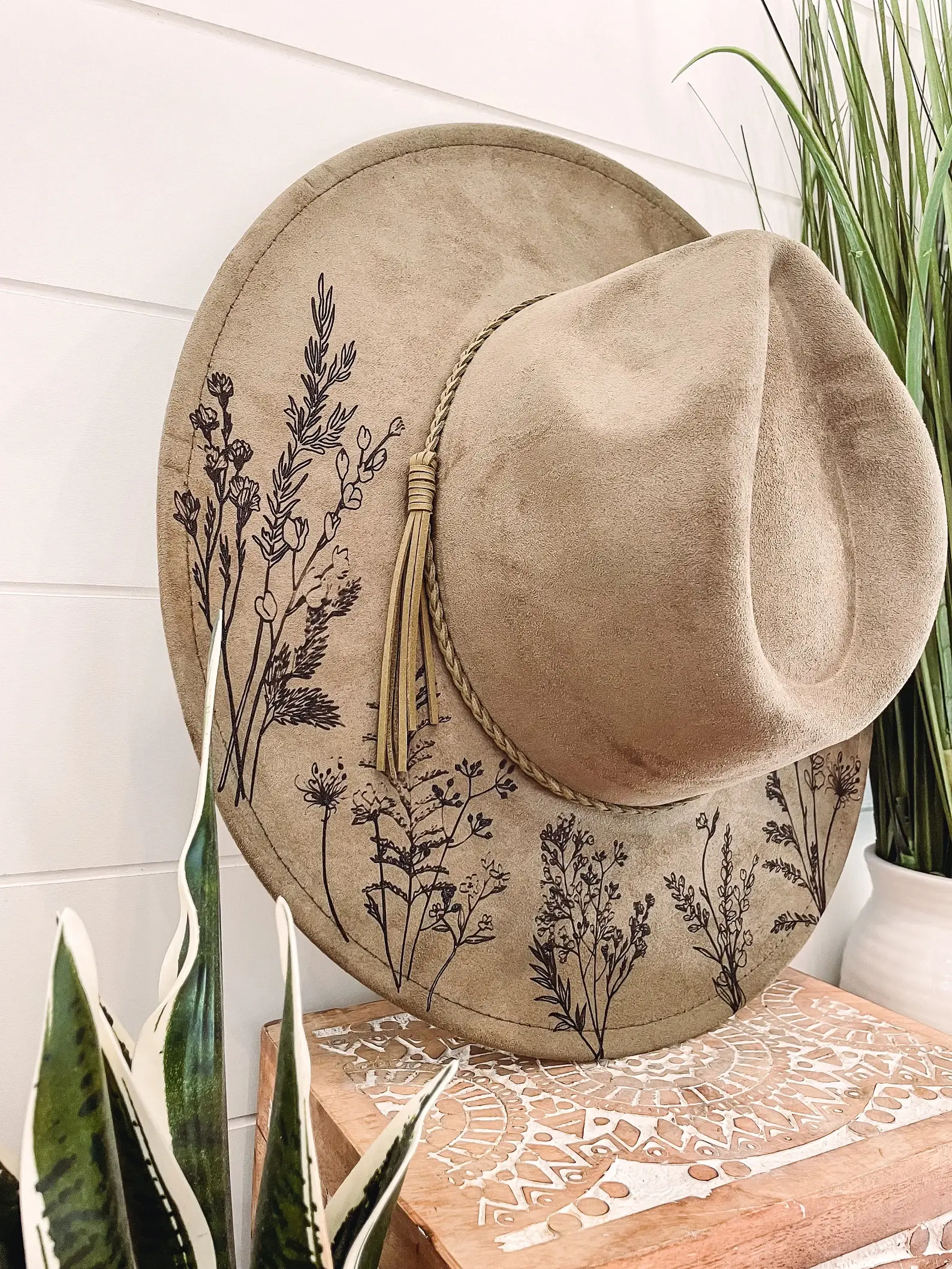 Willie & Dolly Designs - Vente Chapeau en feutre - femme - Chapeau gravé floral3