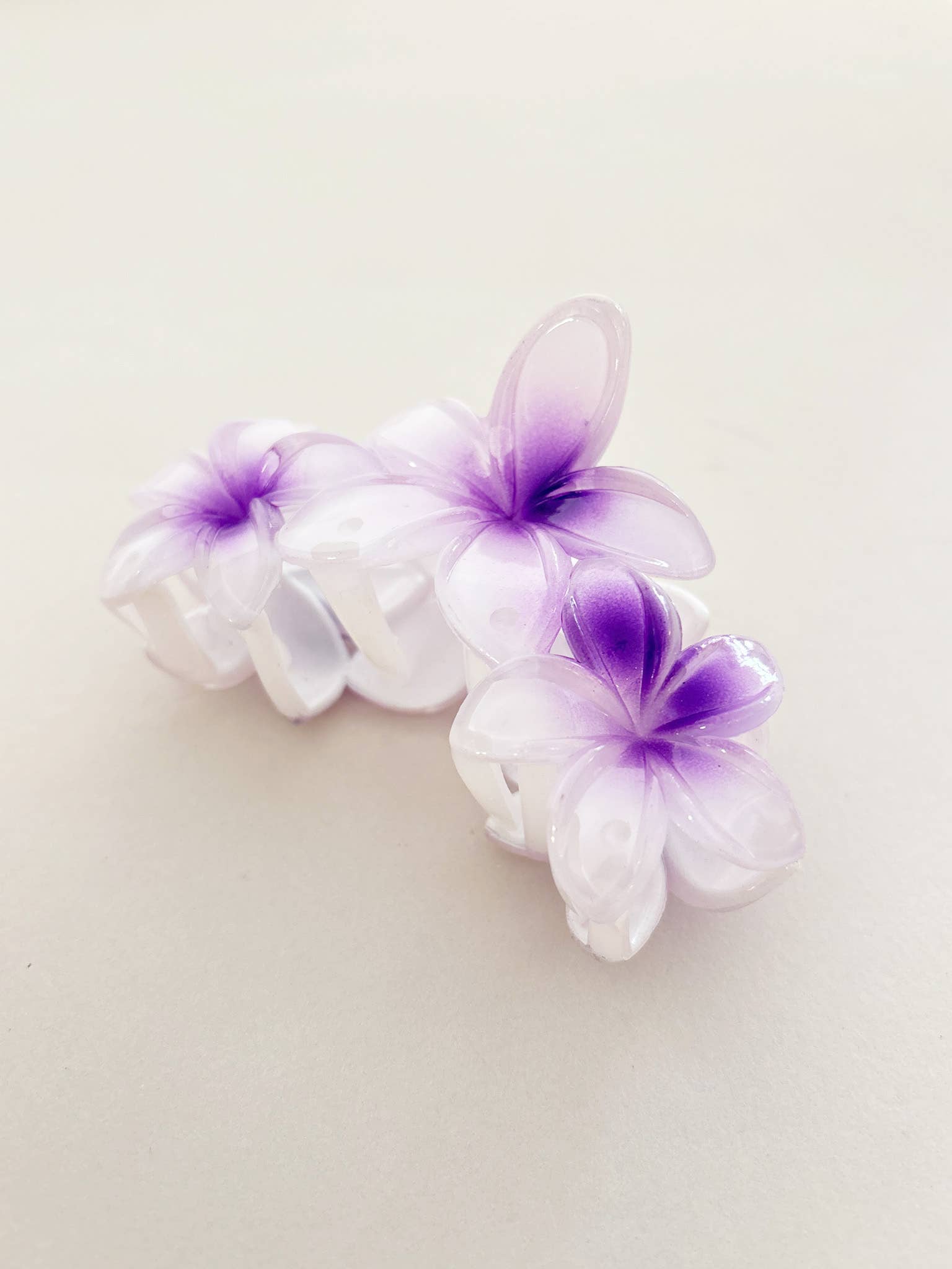 Angels Whisper Accessories – Großhandel Haarclip – Damen – Dreier-Set Haarspangen mit hawaiianischen Blumen (3 Farben)4