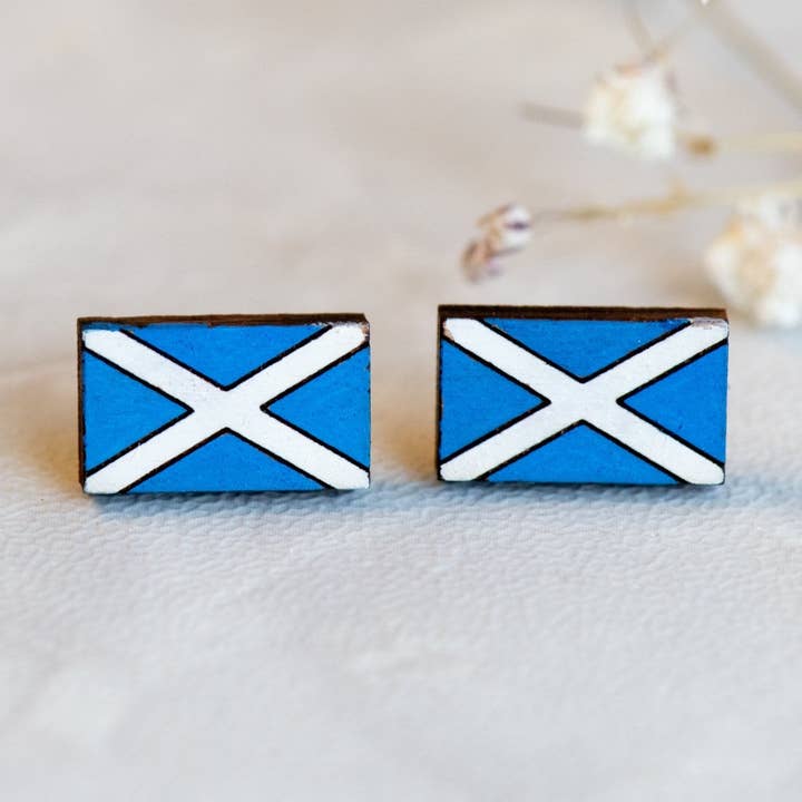 Boucles d'oreilles à tige en bois de cerisier avec drapeau de l'Écosse peintes à la main - PET15159 pour la vente par Robin Valley