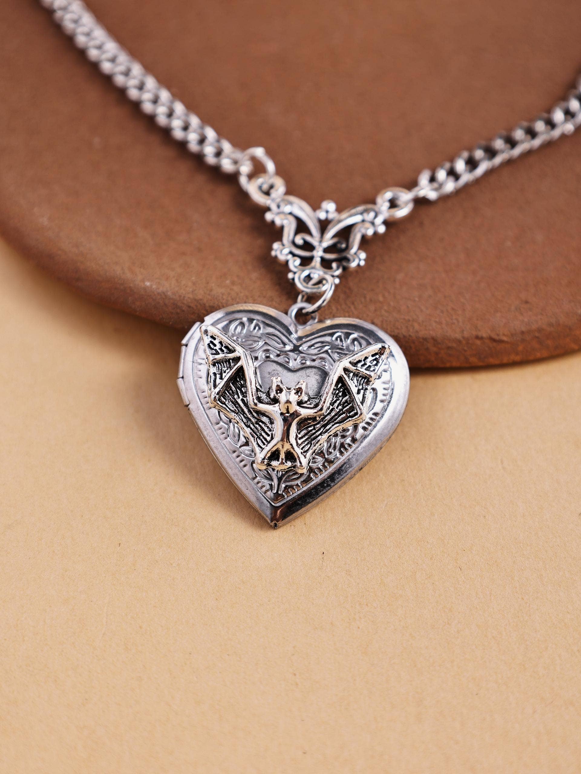 Revelari – wholesale Hänge-/berlockhalsband – Gothic Heart Bat Medaljonghalsband2