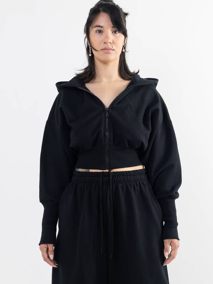 FELPA CON ZIP E CAPPUCCIO TASIA CORTA per la vendita all'ingrosso da parte di Mercy House Studio