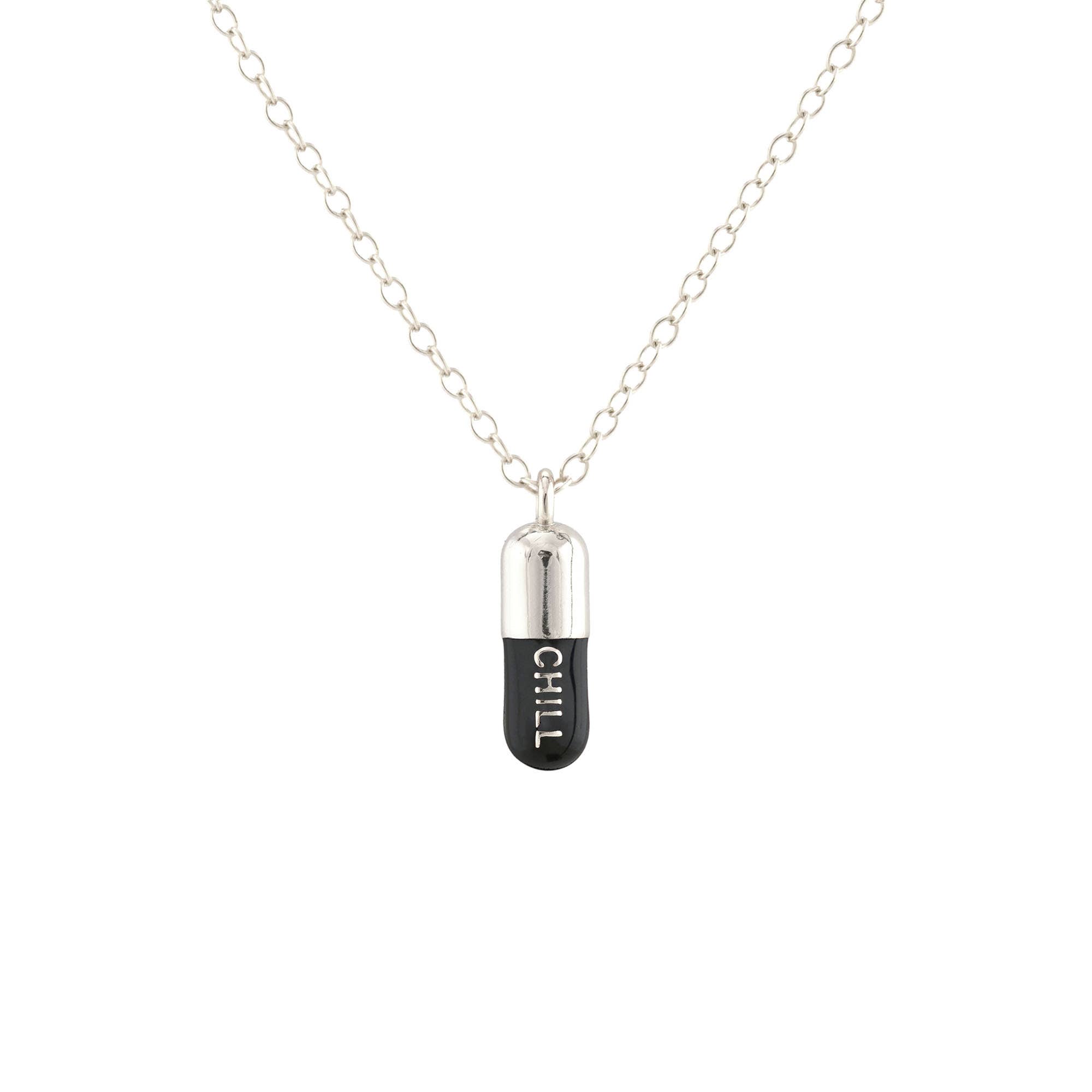 Kris Nations - Vente Colliers à pendentif - Collier Chill Pill en émail avec charme en vermeil 18 carats, argent sterling, chaîne en or rempli ou argent sterling, longueur réglable 16-18 pouces (40,6-45,7 cm), sans nickel, expédié de Californie22