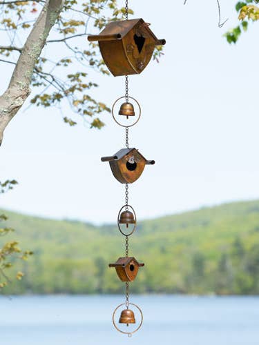 Décoration flammée en forme de nichoir à trois oiseaux et de cloches pour la vente par Ancient Graffiti