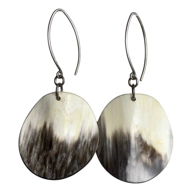 Pendientes cuerno artesanal Eclipse con plata 925 para venta al por mayor de Blossom Inspirations