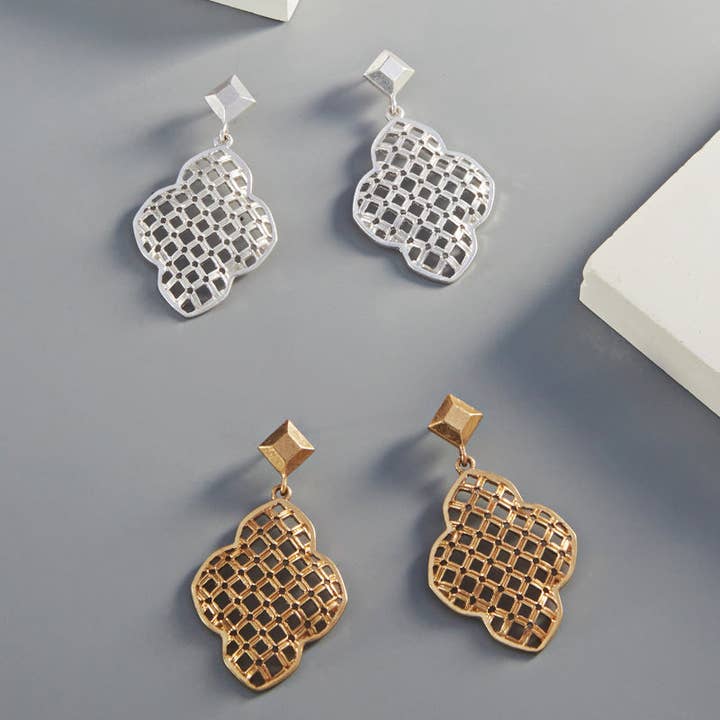 Designature New York – wholesale Hängande örhängen – MAROCKANSKA FORMADE GITTERMÖNSTERÖRHÄNGEN