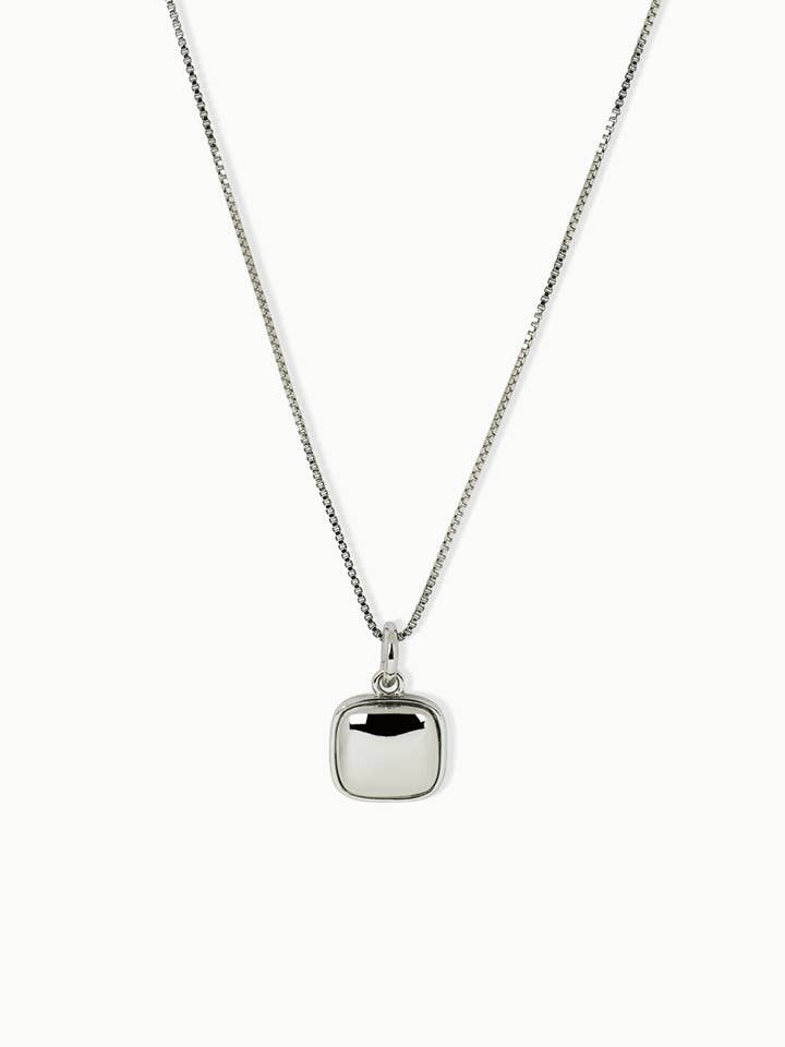 Collier à pendentif carré sculpté en argent Cara pour la vente par Ounce